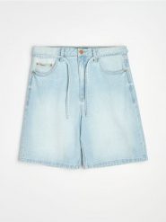 Bawełniane szorty jeansowe baggy - niebieski. Niebieskie szorty męskie Sinsay, z bawełny, bez kołnierzyka. Za 69.99 zł.