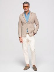 Elegancka dopasowana męska marynarka ze strukturalnej dzianiny – beżowa V2 - Rozmiar: S. Brązowe marynarki męskie Ombre Clothing, z aplikacjami, z bawełny. W wyprzedaży za 419.99 zł.