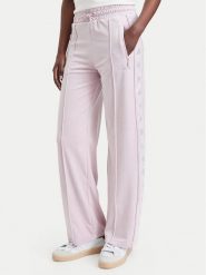 Guess Spodnie dresowe V6BB10 K6303 Różowy jasny Regular Fit. Czerwone spodnie dresowe damskie Guess, m, z aplikacjami, z dresówki. Za 434.99 zł.
