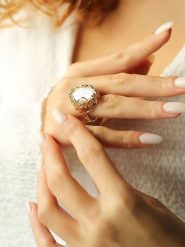 L'Atelier de Gaia Pierścionek rozmiar: onesize. Brązowe pierścionki damskie L'Atelier de Gaia, z perłą, z mosiądzu. Za 43.99 zł.