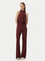 Guess Kombinezon W6GK12 K2937 Bordowy Regular Fit. Czerwone kombinezony damskie Guess, xxl, z aplikacjami, z syntetyku, bez kołnierzyka, bez ramiączek. Za 694.99 zł.