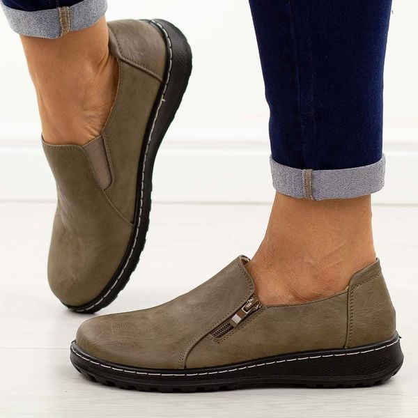 Khaki półbuty damskie Potocki 90352. Brązowe półbuty damskie POTOCKI, bez wzorów, z gumy, biznesowe, z okrągłym noskiem, bez obcasa, na płaskiej podeszwie. Za 139.00 zł.