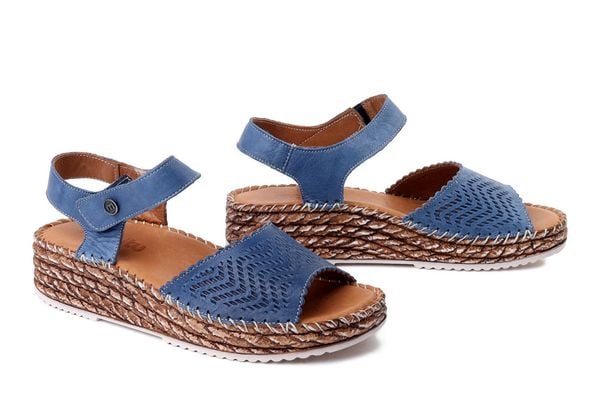 MANITU 910330-05 blau, sandały damskie. Niebieskie sandały damskie Manitu, bez wzorów, ze skóry, bez obcasa, na koturnie. Za 269.90 zł.