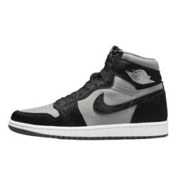 Buty do chodzenia dla dorosłych Air Jordan 1 Retro High OG Twist 2.0. Szare buty sportowe na co dzień damskie Jordan, bez wzorów, trekkingowe. W wyprzedaży za 598.90 zł.