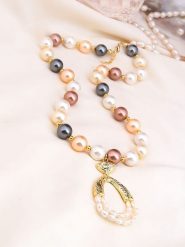 Pierres delicates Naszyjnik z elementami ozdobnymi - dł. 50 cm rozmiar: onesize. Białe naszyjniki damskie Pierres delicates, z mosiądzu. Za 104.99 zł.