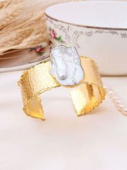 Pierres delicates Pozłacana bransoletka z masą perłową rozmiar: onesize. Białe bransoletki damskie Pierres delicates, pozłacane. Za 106.13 zł.