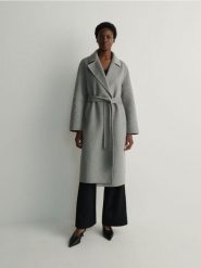 Płaszcz z wiązaniem - ciemnoszary. Szare płaszcze damskie Reserved, l, bez wzorów, z tkaniny. W wyprzedaży za 199.99 zł.