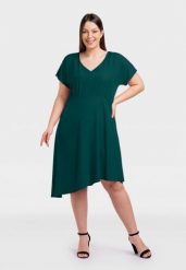 Sukienka elegancka z wiązaniem na plecach JANETTE butelkowa zieleń. Zielone sukienki damskie KARKO, na imprezę, na lato, s, bez wzorów, z elastanu, eleganckie, z asymetrycznym kołnierzem, bez ramiączek, mini, asymetryczne. Za 189.50 zł.