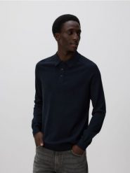 Sweter polo z wiskozą - czarny. Czarne swetry męskie Reserved, l, bez wzorów, z dzianiny, bez kołnierzyka. W wyprzedaży za 55.99 zł.