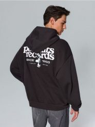 Dresowa bluza hoodie z nadrukiem na plecach Snoopy - szary. Szare bluzy bez kaptura męskie Sinsay, l, z dresówki. Za 79.99 zł.