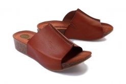 DR. BRINKMANN 700401-02 braun, klapki damskie. Brązowe klapki damskie Dr. Brinkmann, bez wzorów, ze skóry, bez obcasa. Za 304.90 zł.