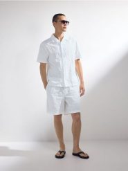 Szorty loose fit - biały. Białe szorty męskie Reserved, bez wzorów, z bawełny. Za 119.99 zł.