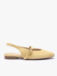 Jasnożółte czółenka slingback bez pięty ze skóry welurowej. Żółte czółenka damskie Ryłko, bez wzorów, ze skóry, z okrągłym noskiem, bez obcasa, na płaskiej podeszwie. Za 349.99 zł.