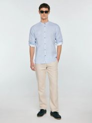 Lniana koszula męska ze stójką błękitna Janeiso 400. Niebieskie koszule męskie Big Star, l, bez wzorów, z bawełny, bez kołnierzyka, bez ramiączek. Za 249.99 zł.