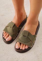 Zielone Klapki z Przeplatanymi Paskami i Nitami przy Podeszwie Marivyn. Zielone klapki damskie Born2be, bez wzorów, bez obcasa, na płaskiej podeszwie. Za 79.99 zł.