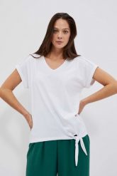 T-shirt z wiązaniem biały. Białe t-shirty damskie MOODO, bez wzorów, z bawełny, bez kołnierzyka. W wyprzedaży za 29.99 zł.
