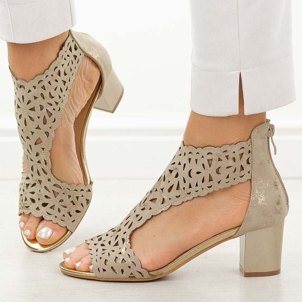 Złote sandały damskie na obcasie z zakrytą piętą M.Daszyński 1954-25. Żółte sandały damskie M.Daszyński, w ażurowe wzory, ze skóry, bez obcasa, na obcasie. Za 169.00 zł.