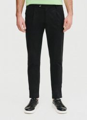 PAKO LORENTE - Czarne spodnie z zaszewkami. Czarne spodnie materiałowe męskie Pako Lorente, bez wzorów, z bawełny, casualowe. Za 299.99 zł.