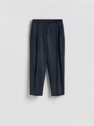 Spodnie carrot z dodatkiem wełny - granatowy. Niebieskie spodnie materiałowe damskie Reserved, bez wzorów, z tkaniny. Za 179.99 zł.