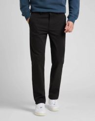 MESKIE SPODNIE MATERIAŁOWE LEE REGULAR CHINO BLACK 112322422. Czarne spodnie materiałowe męskie Lee, bez wzorów, z materiału. Za 219.99 zł.