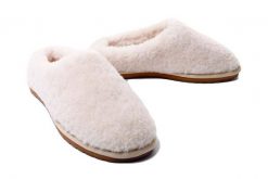 EMU AUSTRALIA JoyTeddy W12583 natural, klapki damskie. Brązowe klapki damskie Emu Australia, bez wzorów, ze skóry, bez obcasa. Za 399.90 zł.
