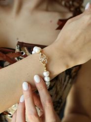 L'Atelier de Gaia Pozłacana bransoletka z cyrkoniami i perłami rozmiar: onesize. Białe bransoletki damskie L'Atelier de Gaia, pozłacane. Za 73.95 zł.