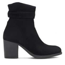Botki Lasocki. Czarne botki damskie Lasocki, bez obcasa, na słupku, bez zapięcia. Za 269.99 zł.
