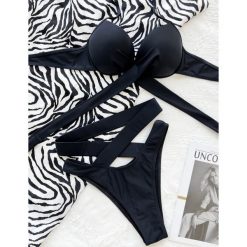 Bikini z ozdobnymi paskami na plażę i basen Shireen. Zielone bikini damskie Intica, bez wzorów. Za 159.00 zł.