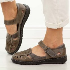 Brązowe zakryte sandały damskie Unisoft 9955. Brązowe sandały damskie Jezzi, bez wzorów, ze skóry, bez obcasa, na płaskiej podeszwie. Za 149.00 zł.