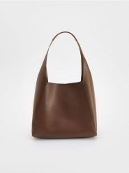 Torebka hobo - brązowy. Brązowe torebki klasyczne damskie Reserved, bez wzorów, ze skóry, bez dodatków. W wyprzedaży za 69.99 zł.