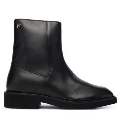 Botki Tommy Hilfiger. Czarne botki damskie Tommy Hilfiger, bez obcasa, na płaskiej podeszwie, bez zapięcia. Za 599.99 zł.