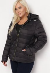 Czarna Kurtka z Pikowaniem i Odpinanym Kapturem Dilema. Czarne kurtki damskie Born2be, xl, bez wzorów. Za 139.99 zł.