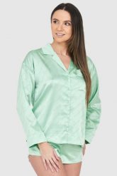 JUICY COUTURE Zielona satynowa koszula piżamowa w logo. Zielone piżamy damskie Juicy Couture, s, bez wzorów, z satyny, bez ramiączek. W wyprzedaży za 199.99 zł.
