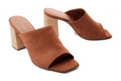 TAMARIS 27244-38 305 cognac, klapki damskie. Brązowe klapki damskie Tamaris, bez wzorów, bez obcasa, na obcasie. Za 229.90 zł.