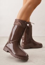 Brązowe Kalosze z Lakierowanym Wykończeniem i Ściągaczem Egdula. Brązowe kalosze damskie Renee, bez wzorów, z jeansu. Za 99.99 zł.