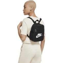 Plecak Nike Sportswear Futura 365 Mini 6L. Czarne plecaki damskie Nike, bez wzorów, z materiału. Za 290.00 zł.