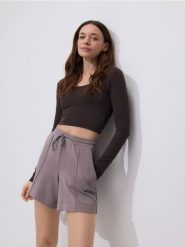 Szorty z modalem - brązowy. Brązowe szorty damskie Reserved, bez wzorów, z dzianiny. Za 79.99 zł.