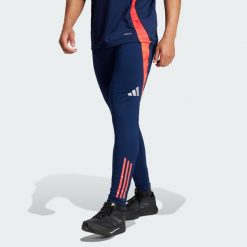 Spodnie Manchester United Tiro 24 Training. Czerwone spodnie dresowe męskie Adidas, bez wzorów, z dresówki. W wyprzedaży za 209.30 zł.