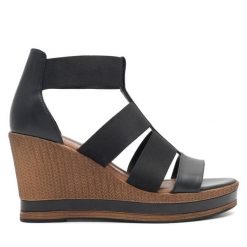 Sandały Lasocki. Czarne sandały damskie Lasocki, bez wzorów, bez obcasa, na koturnie. Za 189.99 zł.