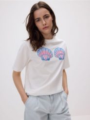 T-shirt z koralikami - złamana biel. T-shirty damskie Reserved, l, bez wzorów, z bawełny, bez kołnierzyka. W wyprzedaży za 49.99 zł.