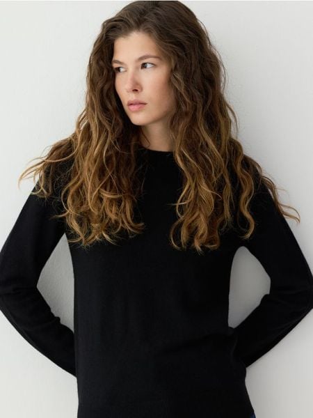 Wełniany sweter z dodatkiem kaszmiru - czarny. Czarne swetry klasyczne damskie Reserved, l, z dzianiny, bez kołnierzyka. Za 299.99 zł.