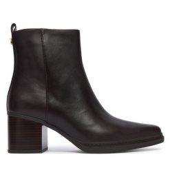 Botki MICHAEL Michael Kors. Brązowe botki damskie MICHAEL Michael Kors, bez obcasa, na słupku, bez zapięcia. Za 703.99 zł.