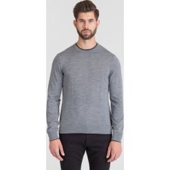 SZARY SWETER EMPORIO ARMANI Z PODWÓJNYMI ŚCIĄCZACZAMI. Szare swetry męskie Emporio Armani, l, bez wzorów, z wełny, bez kołnierzyka. Za 404.50 zł.
