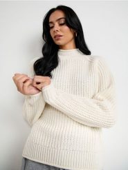 Sweter - kremowy. Białe swetry klasyczne damskie Sinsay, l, ze splotem, bez kołnierzyka. Za 49.99 zł.