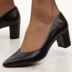 Czarne lico skórzane Polskie czółenka damskie na słupku Prestige 2105 OBL. Czarne czółenka damskie Prestige, bez wzorów, ze skóry, bez obcasa, na słupku. W wyprzedaży za 389.67 zł.