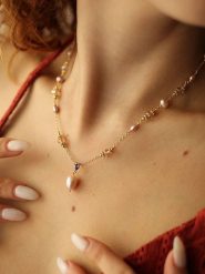 Pierres delicates Pozłacany naszyjnik z elementami ozdobnymi - dł. 50 cm rozmiar: onesize. Różowe naszyjniki damskie Pierres delicates, pozłacane. Za 56.99 zł.