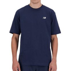 Koszulka T-shirt Unisex Sport Essentials z małym logo, granatowa, XL. Niebieskie t-shirty męskie New Balance, xl, bez wzorów, z bawełny, bez kołnierzyka. Za 189.00 zł.