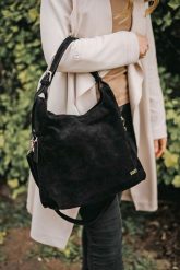 Worek SHE skóra import zamsz czarna. Czarne shopper bag damskie SHE, bez wzorów, ze skóry, zamszowe, bez dodatków. Za 299.99 zł.