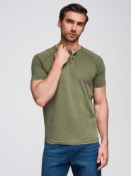 Męski t-shirt z efektem sprania i guzikami przy dekolcie – oliwkowy V4 - Rozmiar: M. Zielone t-shirty męskie Ombre Clothing, na lato, m, bez wzorów, z bawełny, bez kołnierzyka. Za 149.99 zł.