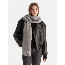 Szalik Calvin Klein. Szare szaliki męskie CALVIN KLEIN, bez wzorów. Za 599.99 zł.